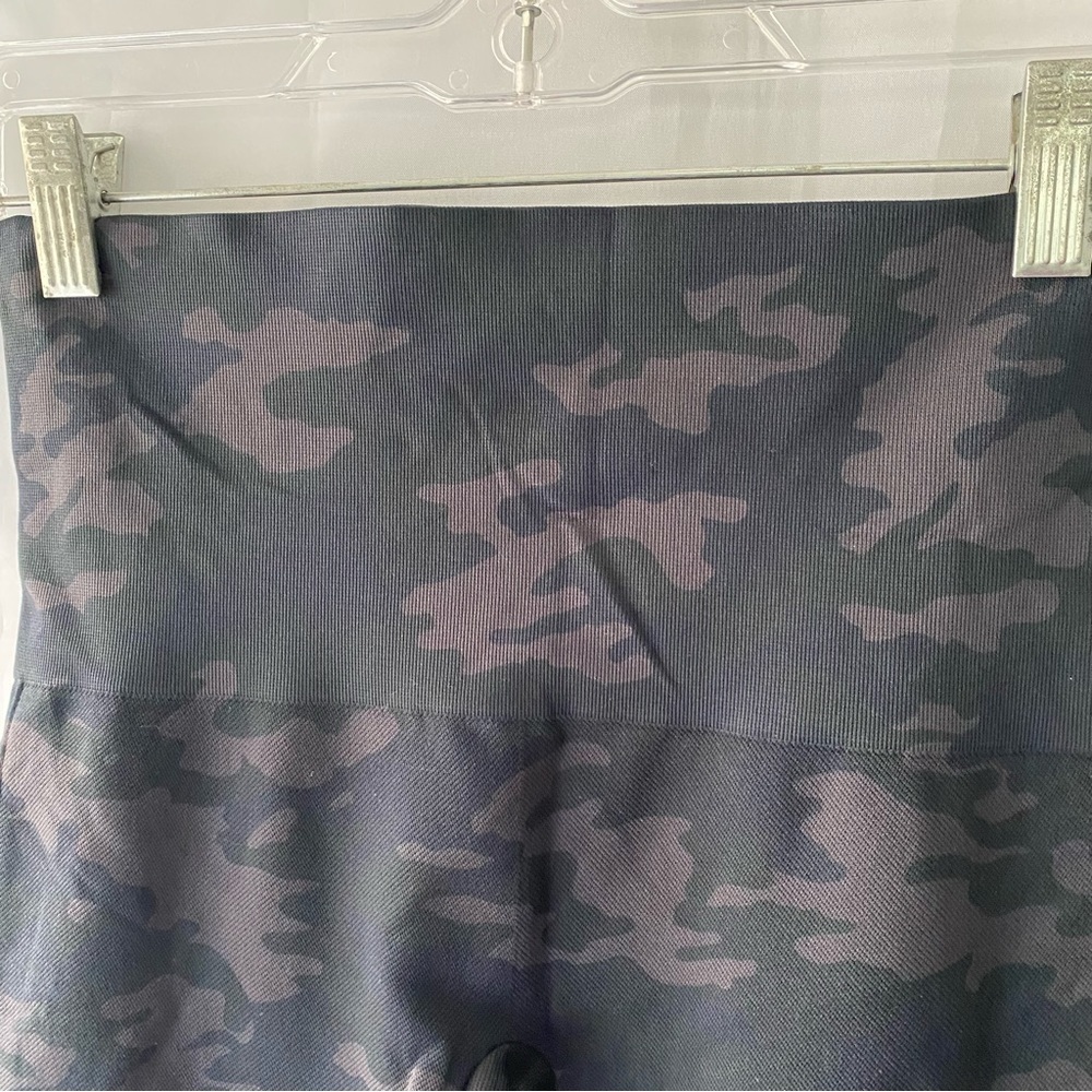 Spanx‎ Look At Me Now Seamless Leggings Black Camo size Large - Picture 5 of 9